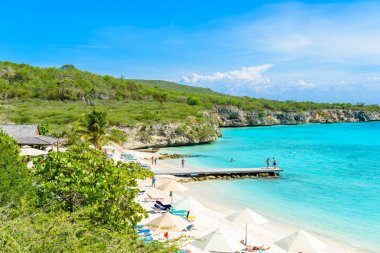 Porto Marie plaj beyaz kum ve kristal açık mavi su Curacao, Hollanda Antilleri.