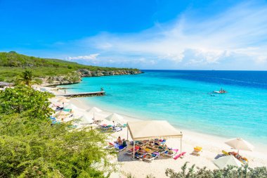 Porto Marie plaj beyaz kum ve kristal açık mavi su Curacao, Hollanda Antilleri.