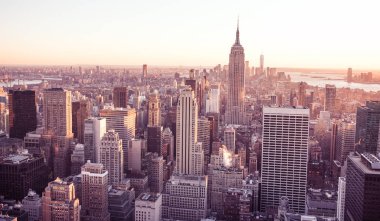 Aşağı Manhattan şehir manzarası ile ünlü Empire State Binası ve gökdelenler gün batımında, New York City, Amerika Birleşik Devletleri için havadan görünümü.