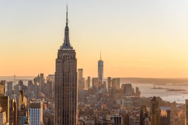 Aşağı Manhattan şehir manzarası ile ünlü Empire State Binası ve gökdelenler gün batımında, New York City, Amerika Birleşik Devletleri için havadan görünümü.