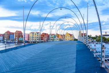 Curacao, Hollanda Antilleri renkli binalar için Willemstad şehir merkezine giden köprünün alttan görünüm.