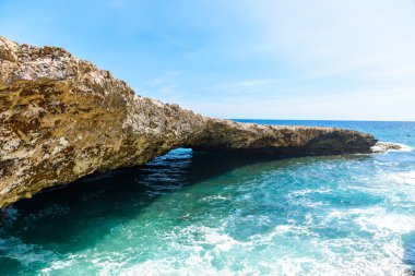 Plaj Shete Boka Milli Parkı'nda, Karayipler ada Curacao Abc Adaları'nda dalgalar çökmesini