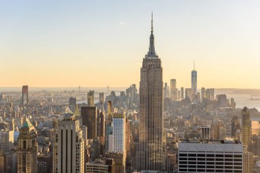 Aşağı Manhattan şehir manzarası ile ünlü Empire State Binası ve gökdelenler gün batımında, New York City, Amerika Birleşik Devletleri için havadan görünümü.