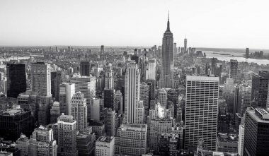 Aşağı Manhattan şehir manzarası ile ünlü Empire State Binası ve gökdelenler gün batımında, New York City, Amerika Birleşik Devletleri için havadan görünümü.