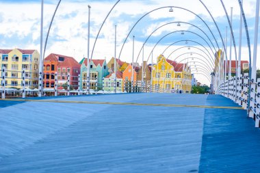 Curacao, Hollanda Antilleri renkli binalar için Willemstad şehir merkezine giden köprünün alttan görünüm.