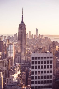 Aşağı Manhattan şehir manzarası ile ünlü Empire State Binası ve gökdelenler gün batımında, New York City, Amerika Birleşik Devletleri için havadan görünümü.