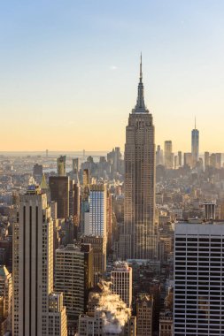 Aşağı Manhattan şehir manzarası ile ünlü Empire State Binası ve gökdelenler gün batımında, New York City, Amerika Birleşik Devletleri için havadan görünümü.