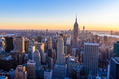 Aşağı Manhattan şehir manzarası ile ünlü Empire State Binası ve gökdelenler gün batımında, New York City, Amerika Birleşik Devletleri için havadan görünümü.