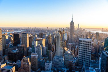 Aşağı Manhattan şehir manzarası ile ünlü Empire State Binası ve gökdelenler gün batımında, New York City, Amerika Birleşik Devletleri için havadan görünümü.