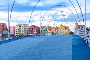 Curacao, Hollanda Antilleri renkli binalar için Willemstad şehir merkezine giden köprünün alttan görünüm.