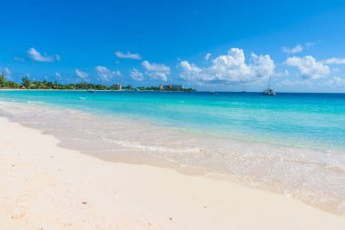 Harbour Lights Carlisle Bay Beach - Barbados Karayip Adası tropik sahilde.