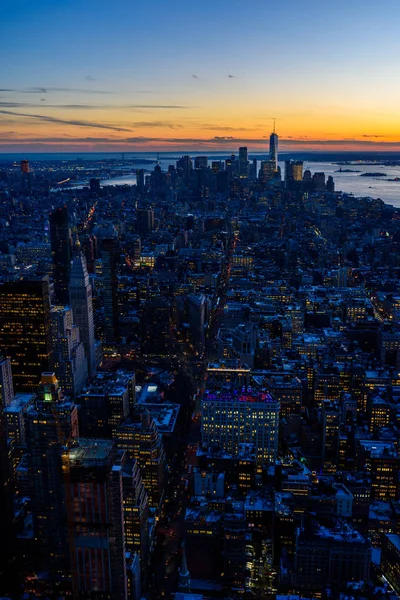 曼哈顿市中心天际线和摩天大楼在黄昏 — 图库照片
