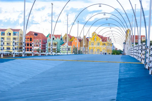 Нижній Погляд Мосту Який Веде Барвисті Будівлі Місті Willemstad Downtown — стокове фото