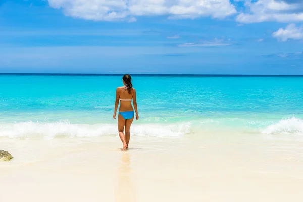 Vista Trasera Mujer Caminando Playa Grote Knip Curazao Antillas Holandesas —  Fotos de Stock