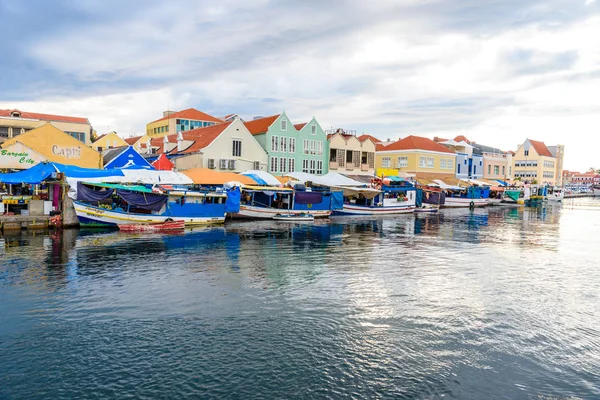 荷属安的列斯群岛库拉索岛市中心威廉斯塔德的五颜六色的建筑和轮船 — 图库照片