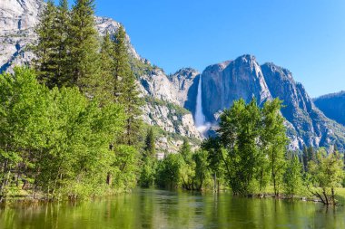 Yansıma Yosemite Merced River şelaleler ve dağ manzarası, Yosemite Milli Parkı, Kaliforniya, ABD.