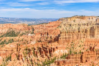 Kırmızı kumtaşı hoodoos Bryce Canyon Milli Parkı'nda Utah, ABD görünümünü gözlemleyerek.