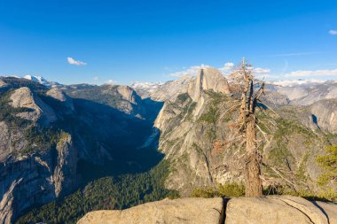 Yarım kubbe rock ve vadi Buzulu noktadan - Panorama View Point Yosemite Milli Parkı Sierra Nevada, California, ABD