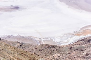 Badwater Havzası, ölüm Vadisi Milli Parkı, Kaliforniya, ABD görüntülemek.