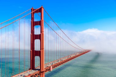 Yaz günü, bulutlarda Golden Gate Köprüsü görüntülemek pil Spencer, California, ABD.