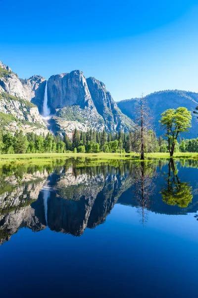 Reflexión Río Merced Las Cascadas Yosemite Paisaje Montaña Parque Nacional — Foto de Stock