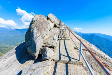Dağ tepe, granit kubbe kaya oluşumu Sequoia National Park doğru Moro Rock merdiven üzerinde zam Sierra Nevada Dağları, California, ABD