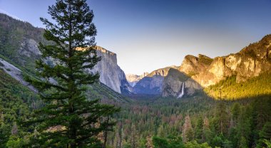 Görünümü görüntülemek gün batımında - tünel görüş noktasından Yosemite Vadisi gelin veil falls, El Capitan ve Half Dome, Yosemite Milli Parkı, Kaliforniya, ABD.