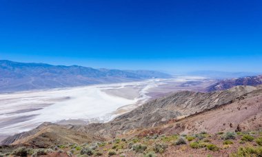 Badwater Havzası, ölüm Vadisi Milli Parkı, Kaliforniya, ABD görüntülemek.