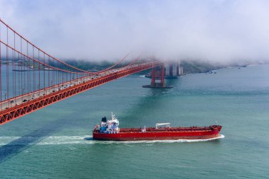 Yaz günü, bulutlarda Golden Gate Köprüsü görüntülemek pil Spencer, California, ABD.