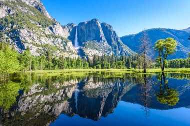 Yansıma Yosemite Merced River şelaleler ve dağ manzarası, Yosemite Milli Parkı, Kaliforniya, ABD.
