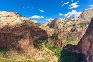 Zion Canyon ve Virgin River görünümünü melekler açılış iz, Zion National Park, Utah, Amerika boyunca