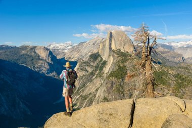 Uzun yürüyüşe çıkan kimse buzul noktası manzaralı Yosemite Vadisi ve Half Dome, Yosemite Milli Parkı, Kaliforniya, ABD