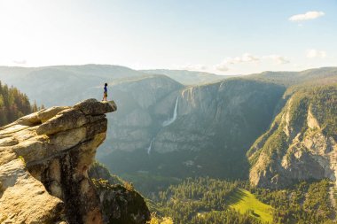 Uzun yürüyüşe çıkan kimse Glacier Point Yosemite Falls ve Yosemite Milli Parkı, California, ABD Vadi Manzaralı
