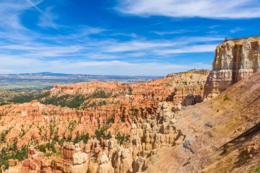 Kırmızı kumtaşı hoodoos Bryce Canyon Milli Parkı'nda Utah, ABD görünümünü gözlemleyerek.