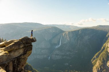 Uzun yürüyüşe çıkan kimse Glacier Point Yosemite Falls ve Yosemite Milli Parkı, California, ABD Vadi Manzaralı