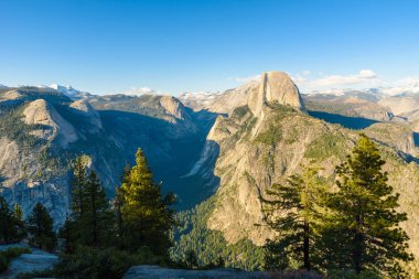 Yarım kubbe rock ve vadi Buzulu noktadan - Panorama View Point Yosemite Milli Parkı Sierra Nevada, California, ABD