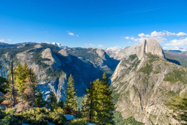 Yarım kubbe rock ve vadi Buzulu noktadan - Panorama View Point Yosemite Milli Parkı Sierra Nevada, California, ABD