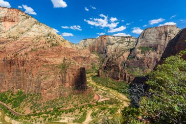 Zion Canyon ve Virgin River görünümünü melekler açılış iz, Zion National Park, Utah, Amerika boyunca