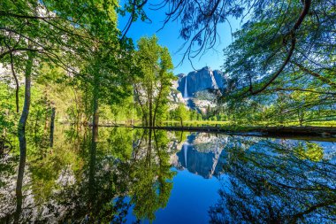 Yansıma Yosemite Merced River şelaleler ve dağ manzarası, Yosemite Milli Parkı, Kaliforniya, ABD.