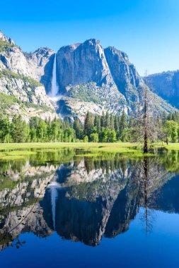 Yosemite Milli Parkı - yansıma Yosemite Merced River şelaleler ve güzel dağ manzarası, California, ABD