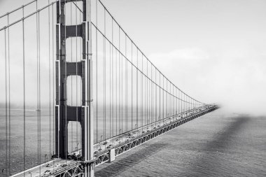 Yaz günü, bulutlarda Golden Gate Köprüsü görüntülemek pil Spencer, California, ABD.