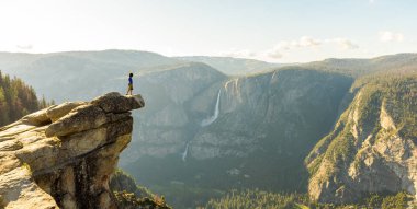 Uzun yürüyüşe çıkan kimse Glacier Point Yosemite Falls ve Yosemite Milli Parkı, California, ABD Vadi Manzaralı