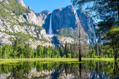 Yosemite Milli Parkı - yansıma Yosemite Merced River şelaleler ve güzel dağ manzarası, California, ABD