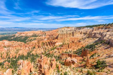 Kırmızı kumtaşı hoodoos Bryce Canyon Milli Parkı'nda Utah, ABD görünümünü gözlemleyerek.