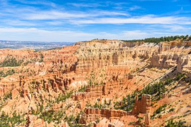 Kırmızı kumtaşı hoodoos Bryce Canyon Milli Parkı'nda Utah, ABD görünümünü gözlemleyerek.