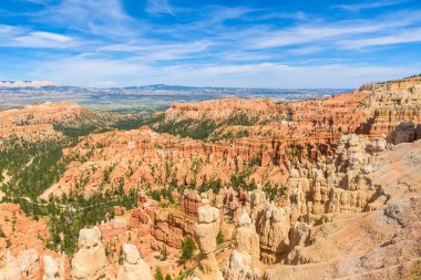 Kırmızı kumtaşı hoodoos Bryce Canyon Milli Parkı'nda Utah, ABD görünümünü gözlemleyerek.