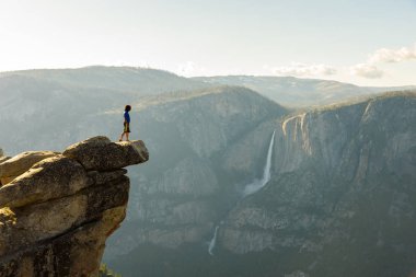 Uzun yürüyüşe çıkan kimse Glacier Point Yosemite Falls ve Yosemite Milli Parkı, California, ABD Vadi Manzaralı