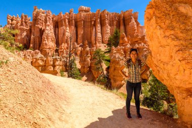 Bryce Canyon Milli Parkı, Utah, Amerika karşı poz kadın.