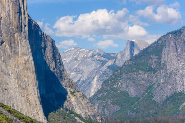 Yosemite Vadisi'nden tünel görünümünde görünüm gelin, El Capitan ve Half Dome, Yosemite Milli Parkı California, ABD.
