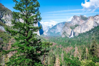Yosemite Vadisi'nden görünümünü tünel View point - gelin veil falls, El Capitan görünümüne ve Half Dome, Yosemite Milli Parkı, Kaliforniya, ABD.